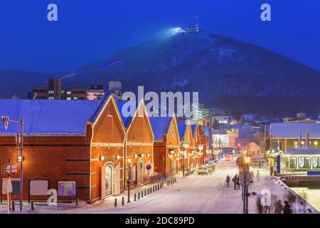 Hakodate, Hokkaido, Giappone presso i negozi storici e ristoranti del Kanemori in una serata invernale. Foto Stock