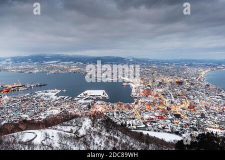 Hakodate, Hokkaido, Giappone skyline serale in inverno. Foto Stock