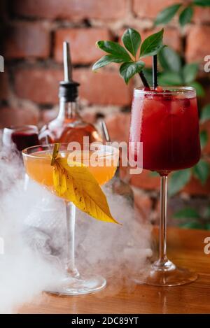 cocktail autunnali su un muro di mattoni sfondo Foto Stock