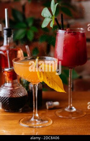 cocktail autunnali su un muro di mattoni sfondo Foto Stock