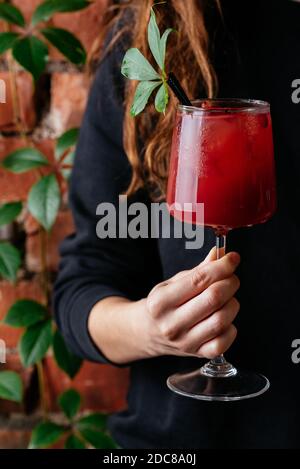 cocktail autunnali nelle mani delle donne Foto Stock