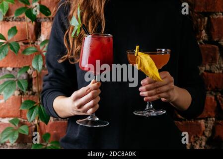 cocktail autunnali nelle mani delle donne Foto Stock