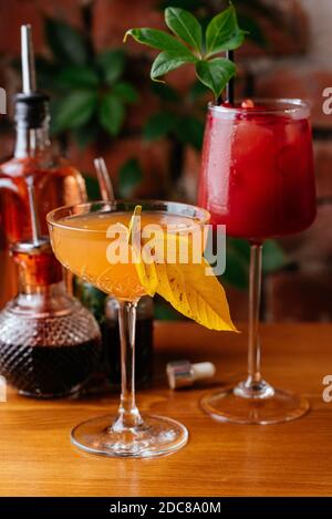 cocktail autunnali su un muro di mattoni sfondo Foto Stock