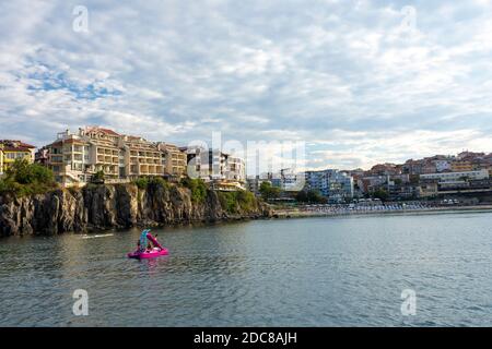 Vista sulla spiaggia pubblica di Sozopol nell'antica città di mare sul Mar Nero Costa bulgara del Mar Nero. Foto Stock