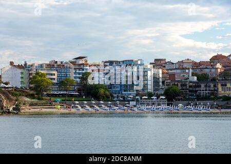 Vista sulla spiaggia pubblica di Sozopol nell'antica città di mare sul Mar Nero Costa bulgara del Mar Nero. Foto Stock