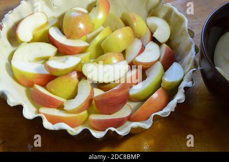 Processo di cottura, ingredienti per la cottura, ambiente di lavoro culinario, sfondo. Ingredienti (farina, uovo, crosta di torta, cannella) e utensili (spazzola, coppiglia) Foto Stock