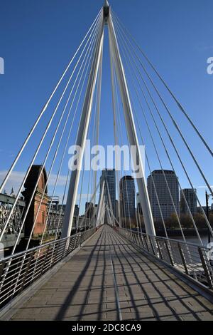 Vista diurna di uno dei Golden Jubilee Bridges di Londra, desertato in modo irreparabile mentre il secondo blocco nazionale del coronavirus prende piede in Inghilterra. Foto Stock