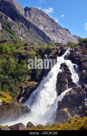 La cascata Kleivafossen sul fiume Briksdalselva, formata dall'acqua di fusione proveniente dal ghiacciaio Briksdal Foto Stock