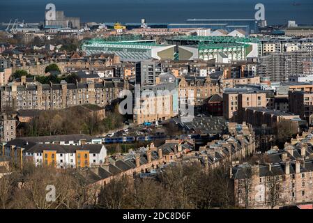 Lo Staium di Easter Road dell'Hibernian FC si distingue tra le zone residenziali di Leith, Edimburgo, Scozia, Regno Unito. Foto Stock