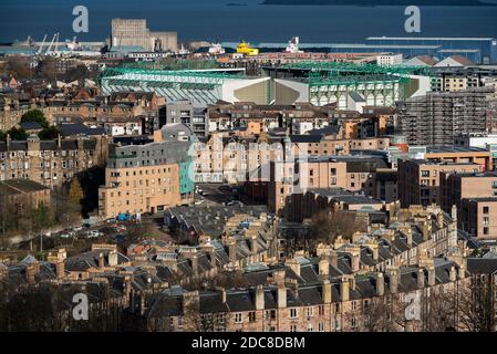 Lo Staium di Easter Road dell'Hibernian FC si distingue tra le zone residenziali di Leith, Edimburgo, Scozia, Regno Unito. Foto Stock