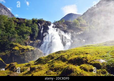 La cascata Kleivafossen sul fiume Briksdalselva, formata dall'acqua di fusione proveniente dal ghiacciaio Briksdal Foto Stock