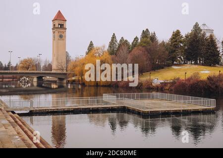 Vista della Torre dell'Orologio e del molo sul fiume in città Parcheggio Foto Stock