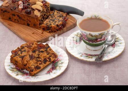 Tazza di tè e fetta di torta di frutta Foto Stock