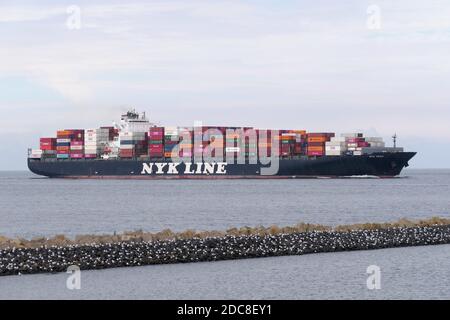 La nave-container NYK Vega passerà da Cuxhaven il 20 agosto 2020 sul fiume Elba e proseguirà per Amburgo. Foto Stock