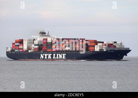 La nave-container NYK Vega passerà da Cuxhaven il 20 agosto 2020 sul fiume Elba e proseguirà per Amburgo. Foto Stock