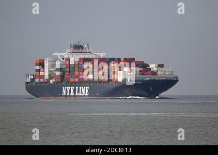 La nave-container NYK Vega passerà da Cuxhaven il 20 agosto 2020 sul fiume Elba e proseguirà per Amburgo. Foto Stock