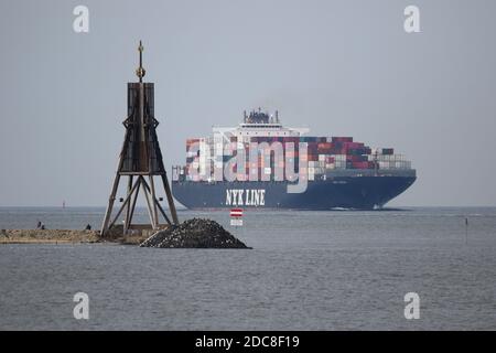 La nave-container NYK Vega passerà da Cuxhaven il 20 agosto 2020 sul fiume Elba e proseguirà per Amburgo. Foto Stock