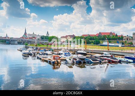 Ondulazione sull'acqua. Barche a motore ormeggiate nel porto turistico con vista sul Castello dei Duchi di Pomerania, cattedrale e queys della città vecchia a Szczecin, Polonia Foto Stock