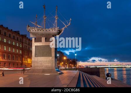 San Pietroburgo, Russia – 13 novembre 2020: La nave russa della linea Poltava (1712) scultura sull'argine Voskressenskaya del fiume Neva Foto Stock