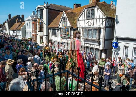 Centro storico di Hastings, Jack-in-the-Green, festival dei Green Man. Tradizionale parata di maggio, East Sussex, Regno Unito. Folle che costeggiano All Saints Street. Foto Stock