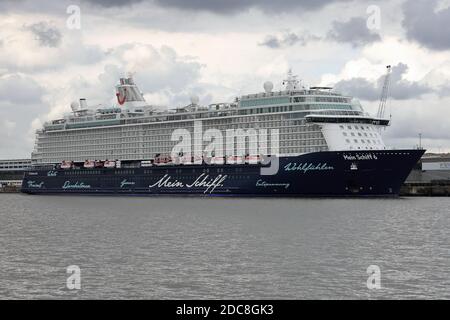 La nave da crociera Mein Schiff 6 sarà a Bremerhaven il 24 agosto 2020 a Columbuskaje Foto Stock