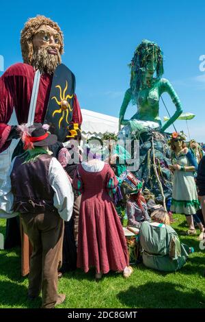 Figure giganti nella tradizionale parata annuale Hastings Jack-in-the-Green del giorno di maggio, Sussex orientale, Regno Unito Foto Stock