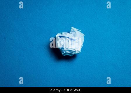 sfera di carta al centro di uno sfondo blu chiaro Foto Stock