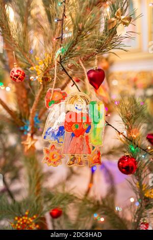 Albero di Natale decorato con angelo giocattolo in chiesa ortodossa. Buon Natale concetto religioso Foto Stock