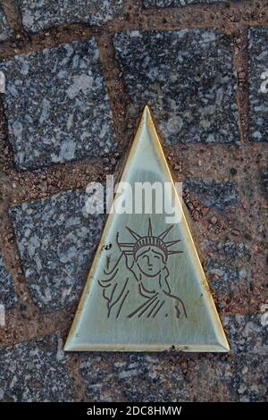 Seguendo il percorso a Colmar, in Alsazia, presso le piastre pavimento della statua della libertà Foto Stock