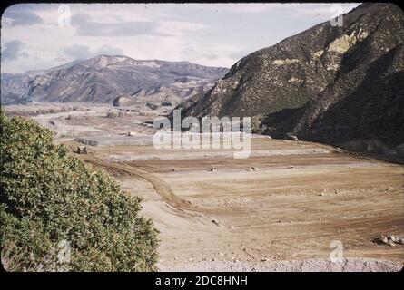 Santa Felicia Dam, 1955-56, Lago Piru, Contea di Ventura Foto Stock