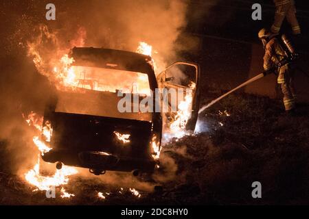 Auto incendiata. Foto Stock