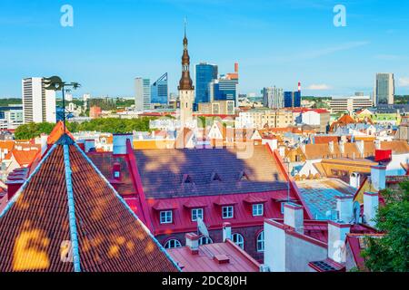 Skyline di Tallinn con architettura moderna e tradizionale, Estonia Foto Stock