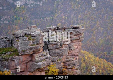 Impressionante, rosso, picco roccioso Tumba di fronte a alberi di foresta autunno colorato sulle colline sullo sfondo Foto Stock