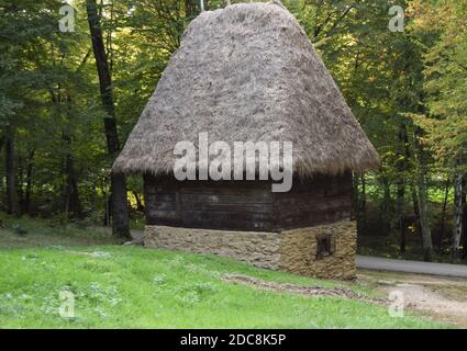 Vecchie case rustiche in legno idilliache della cultura popolare rumena. Vecchia casa tradizionale rumena al museo Astra a Sibiu, Romania. Foto Stock