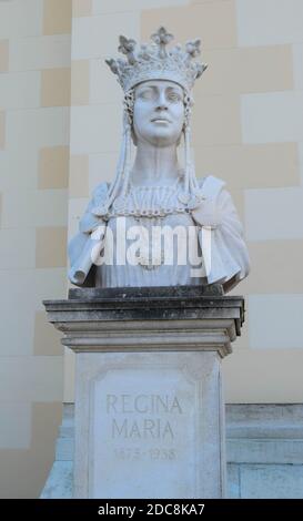 Alba Iulia, Romania - 20 settembre 2020. Statua in busto di marmo della Regina Maria di Romania, moglie del Re Ferdinando i, posta di fronte alla Coronatio Foto Stock