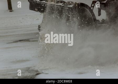 Inverno il veicolo per la rimozione della neve che rimuove la neve dopo un carico pesante modo di caduta di neve Foto Stock