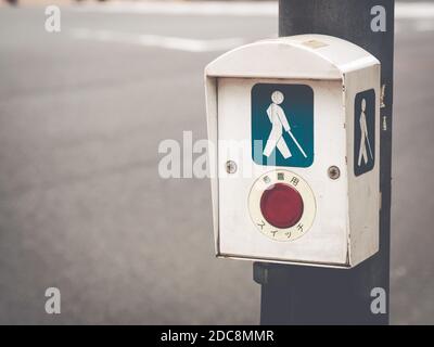 Un primo piano dell'indicatore di traffico di una persona cieca Foto Stock