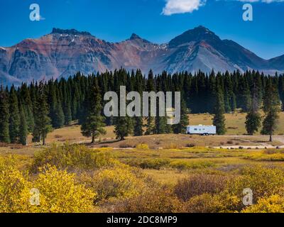 Campeggio disperso a Lizard Head Pass, Colorado Highway 145, Colorado. Foto Stock