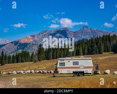 Campeggio disperso a Lizard Head Pass, Colorado Highway 145, Colorado. Foto Stock