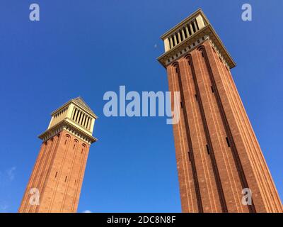 due alte torri, due alte torri contro il cielo azzurro, uccello bianco nel cielo Foto Stock