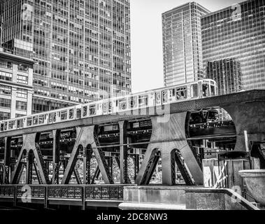 treno sopraelevato per pendolari in metropolitana tra i grattacieli della città Foto Stock