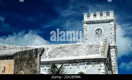 Blu oceano colori e gli edifici di Bermuda Foto Stock