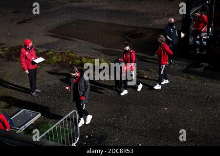 Sheffield United esce dal pullman prima della partita della Continental Tires League Cup alla Butts Park Arena, Coventry. Foto Stock