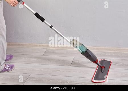 Spazzolone piatto con spruzzatura ad acqua del detergente per pavimenti in  legno con spray a grilletto sul manico e tampone in microfibra Foto stock -  Alamy