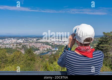 Besançon, Francia - 09 01 2020: Escursione donna al Belvedere di Monfaucon Foto Stock