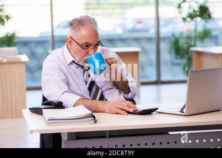 Il vecchio dipendente dell'uomo d'affari non è soddisfatto del lavoro eccessivo Foto Stock