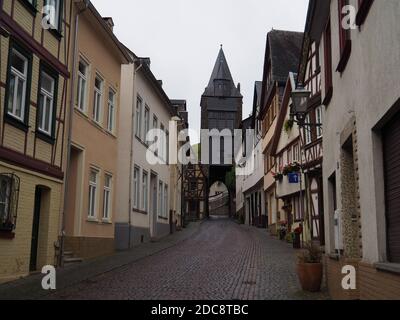 strada deserta con una torre in una città medievale. Bacharach, Germania Foto Stock