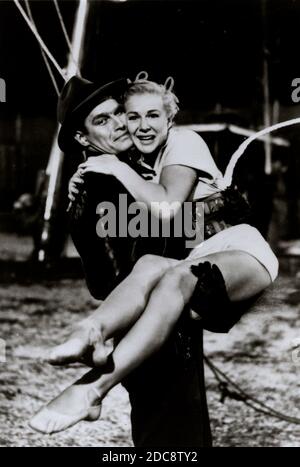 DATA DI USCITA: 10 gennaio 1952 TITOLO: The Greatest Show on Earth STUDIO: Paramount Pictures REGISTA: Cecil B. DeMille TRAMA: ''The Greatest Show on Earth'' è uno spettacolo abbagliante di vita dietro le quinte con Ringling Bros.-Barnum e Bailey Circus, il miglior circo a tre anelli della terra. Celebra lo stravagante circo a tre anelli e illustra le passioni dell'amore e della gelosia dietro il più grande spettacolo sulla Terra. CON LA PARTECIPAZIONE di: James Stewart, Charlton Heston, Betty Hutton (immagine di credito © Paramount Pictures/Entertainment Pictures) Foto Stock