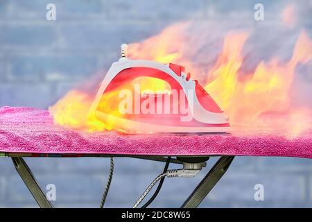 Apparecchi elettrici obsoleti o difettosi sono la causa di incendi elettrici all'interno dell'abitazione. Foto Stock