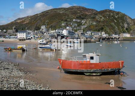 Porto di Barmouth a bassa marea con vecchia barca da pesca Foto Stock